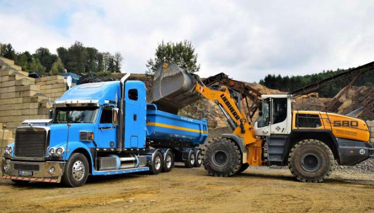 The L580 XPower loading greywacke into one of the American lorries owned by Günter Jung GmbH Liebherr L580 XPower wheel loader