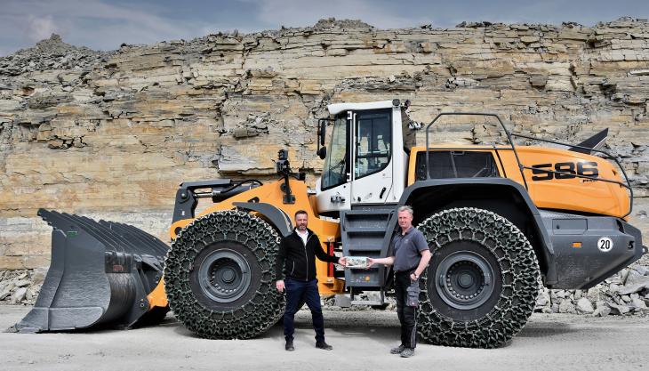 Wilhelm Rinsche (right) receives his latest L 586 XPower from Wilfried Holz (left) Liebherr L 586 XPower wheel loader