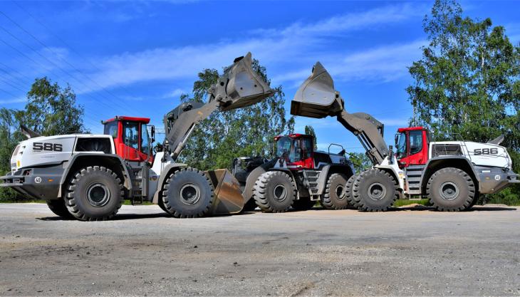Three new Liebherr L 586 XPower wheel loaders in the corporate colours of the BTB Group Liebherr L 586 XPower wheel loaders
