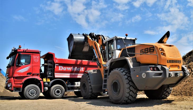 Dowideit Recycling's new Liebherr L 586 XPower wheel loader with adaptive lighting Liebherr L 586 XPower wheel loader