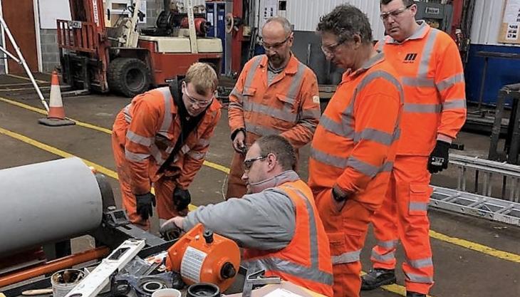 Martin Engineering’s ‘Mr Blade’ service engineer Richard Green training a team from Response on the fitting and servicing of the Martin product range Martin Engineering training
