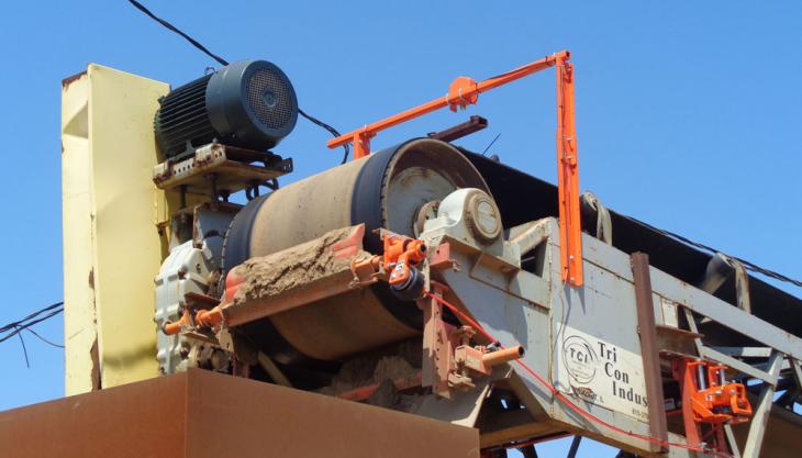 Automated pneumatic tensioning system for belt cleaners Automated pneumatic tensioning system
