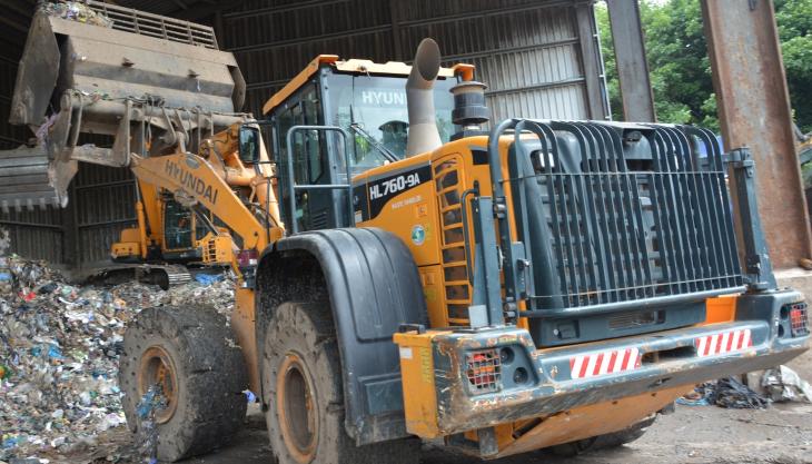 One of Mercian Skip Hire's new Hyundai prime movers Hyundai HL760-9A wheel loader