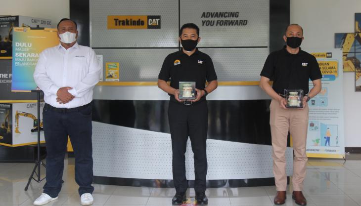 L-R: Unggul Aribowo of Metso Outotec with Immawan Priyambudi and Arif Prawira of PT Trakindo Utama Metso Outotec Indonesian distributor