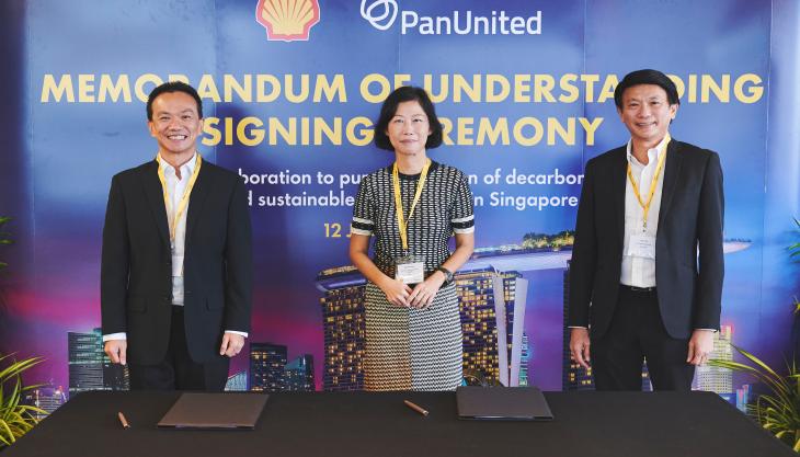 Pan-United’s chief operating officer Ken Loh (right) with Tan Yew Chong, general manager of commercial fuels East at Shell (left), at the MoU signing ceremony on 12 January 2022, at Shell Singapore. Aw Kah Peng, chairman of Shell companies in Singapore (centre), officiated at the signing Pan-United and Shell