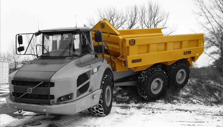 Dumptruck fitted with a rear-eject body