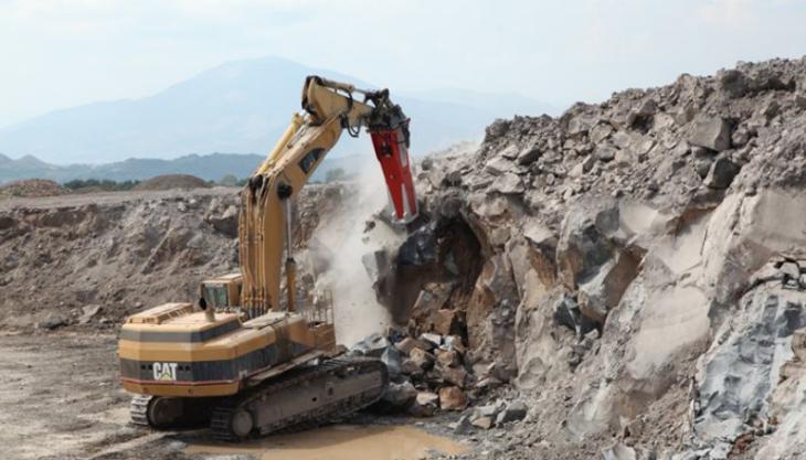 Rammer 9033 in action Rammer 9033 in action