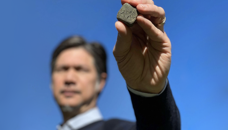 Davide Zampini, CEMEX’s head of global R&D, holding the world’s first solar clinker Solar clinker