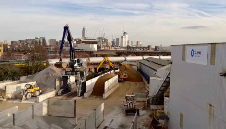Tarmac's Supergrab off-loading machine at Battersea Tarmac's Supergrab off-loading machine