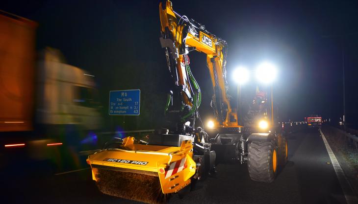 The JCB PotholePro in action on the fast lane of the M6 JCB PotholePro