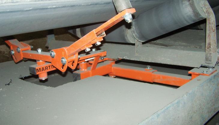A Martin Engineering Multi-Pivot Belt Trainer for the load-carrying run Multi-Pivot Conveyor Belt Trainer