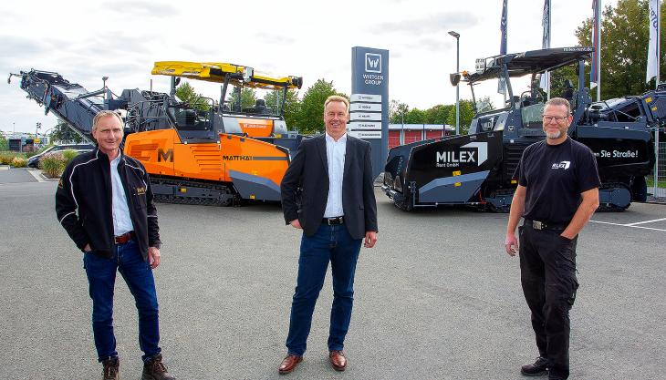 L-R: Heiko Henschel, head of machine technology at Matthäi Bauunternehmen; Sven Martens, sales manager Road North/West at Wirtgen Deutschland, and Mike Wilken from MILEX Rent Vogele Dash-3 material feeders