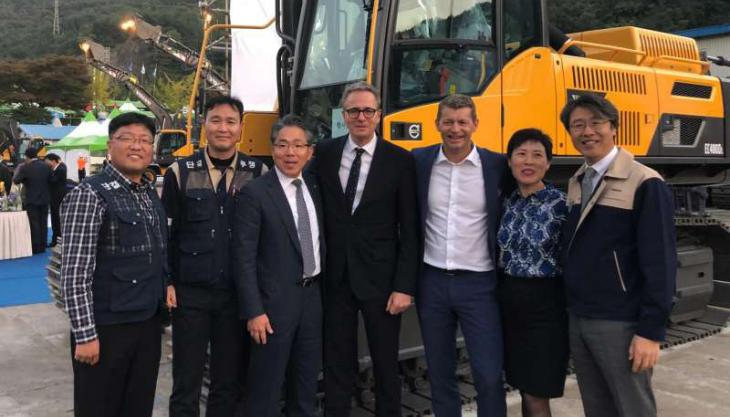Swedish Ambassador to South Korea Jakob Hallgren (centre) with union members and Volvo CE executives SM Yang, vice-president of Excavator Business Platform (third left), president Melker Jernberg (third right), and Diana Niu, senior vice-president of human resources Changwon celebration