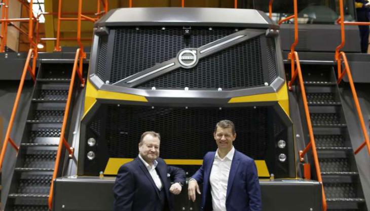 Volvo CE president Melker Jernberg (right) with Volvo CE vice-president of rigid haulers Paul Douglas Official launch of Volvo rigid haulers