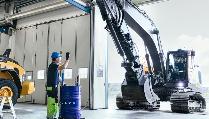 Volvo HO103 hydraulic oil extends crawler excavator drain interval by 50% from 2,000h to 3,000h Volvo CE