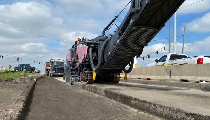 With a working width of 2.5m, the Wirtgen W 220 Fi milled off the 46cm thick road surface in two passes Wirtgen W 220 Fi milling machine