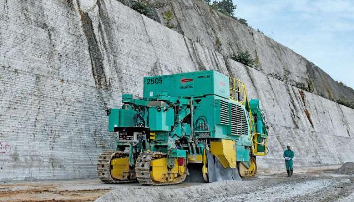 Using the remote control, the operator can easily operate the 2500 SM Vario from outside the machine, Wirtgen 2500SM surface miner