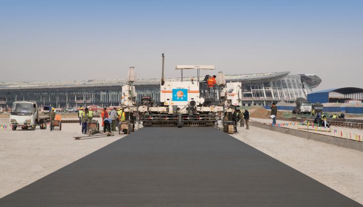 A fleet of Wirtgen slipform pavers has worked on the construction a huge apron area, with parking capacity for 268 aircraft, at China’s Beijing New International Airport Written SP 500 paver
