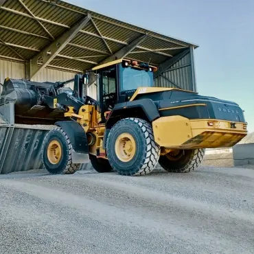 Roger Martin Group’s new L120 Electric wheel loader on hopper-loading duties at SABEVI-Bourgogne Béton 