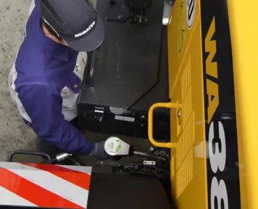 Factory filling a Komatsu machine with HVO at the KGC plant in Hannover, Germany 