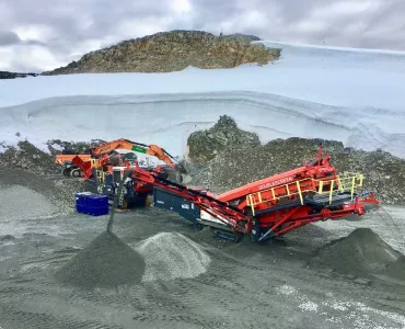 The Sandvik QH332 Hydrocone crusher and QA335 Doublescreen in operation in the Antarctic