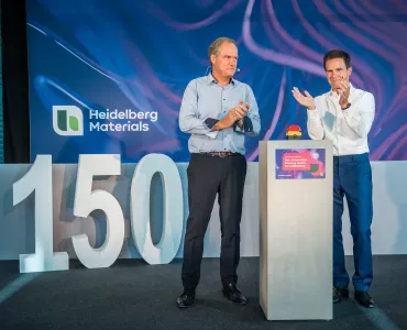 Dr Dominik von Achten, chief executive officer of Heidelberg Materials (right), and Prof Dr Eckart Würzner, Mayor of the City of Heidelberg, jointly gave the starting signal for the anniversary campaign ‘new meeting points of innovation for Heidelberg’ at the ceremony