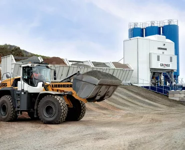 Grange Quarry Ltd’s new Liebherr Mobilmix 2.5F batching plant and L 566 XPower wheel loader in operation at Earlston