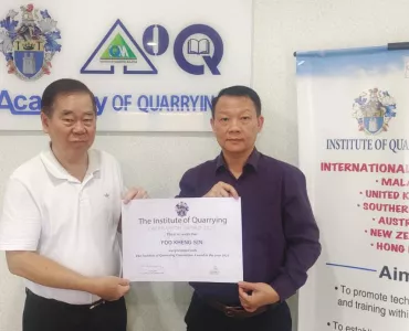 L-R: Chen Nyet Lin, President of the Institute of Quarrying Malaysia, presenting the Caernarfon Award certificate to Zeems Foo Kheng Sin