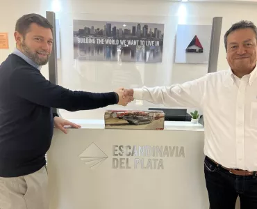 L–R: Lionel Lancman, managing director of Escandinavia del Plata SA, and Julio Flores, dealer manager for Sandvik Mobile Crushing & Screening