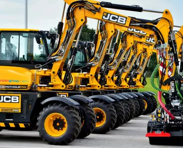 JCB win biggest order for their Pothole Pro machines from Dawsongroup  | emc