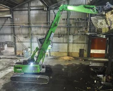Sennebogen 825 E demolition excavator in operation