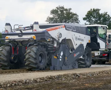 The Wirtgen Rock Crusher 240(i) enables the crushing, processing, and homogenization of hard core, concrete fragments, cobblestones, and stony ground