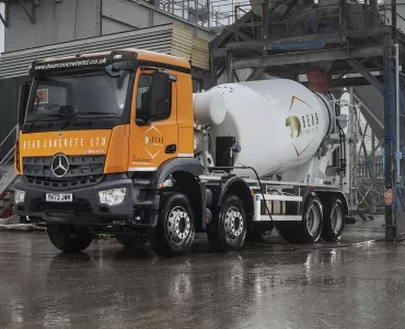 Bear Concrete’s new Mercedes Arocs 8×4 3240 chassis fitted with a Sterling 8m drum mixer