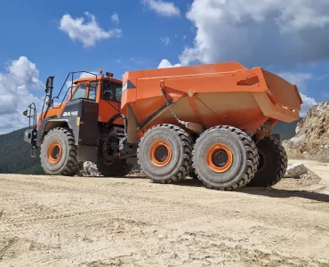 Fibran’s new Develon DA45-7 articulated dumptruck at work in Tuscany’s ‘Chalk Valley’