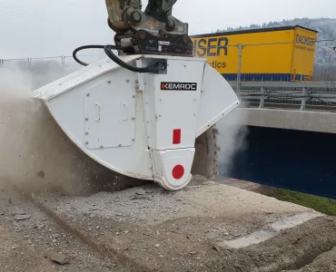 Kemroc DMW 220 cutting wheel dismantling the cantilevers of the old Saar Bridge in southern Germany 