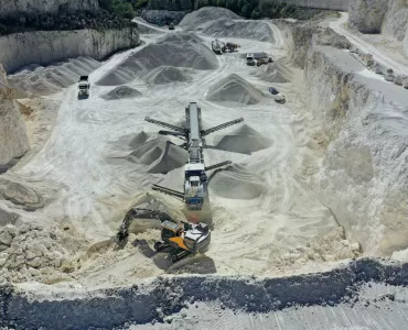 Plant train consisting of a Mobirex MR 110i EVO2 and Mobiscreen MSC 953i EVO crushing limestone in Robion