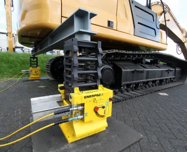 Two pairs of Enerpac cube jacks provide co-ordinated hydraulic lifting of loads up to 25 tonnes per jack to a height of 2m 