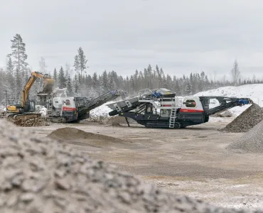 The new Lokotrack LT400J and Lokotrack LT350C working in tandem