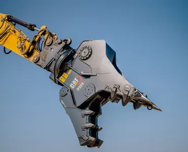 The new Cat Hydraulic Connecting CW coupler seamlessly connects to the machine’s hydraulics, allowing the operator to pick up an attachment (eg Cat P324 Primary Pulverizer) with full functionality in seconds from the safety of the cab 