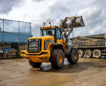 One of Reston’s new JCB 427 Wastemaster loading shovels operating at their Wimbledon transfer station   
