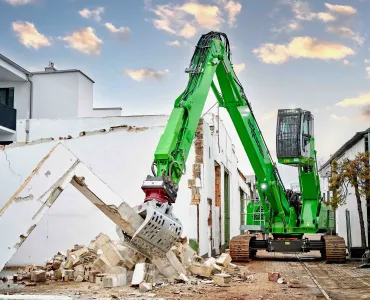 The new Sennebogen 825 E Demolition in operation 