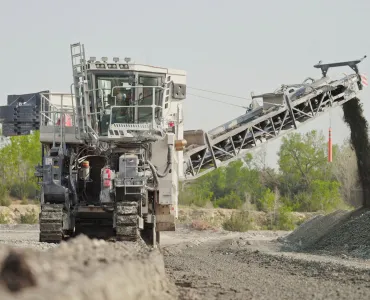 The 280 SM(i) cuts limestone with a uniaxial compressive strength of 110MPa at a rate of 400 tons/h