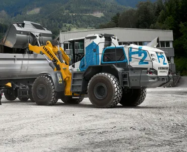 The L 566 H from Liebherr is the world’s first prototype large wheel loader with a hydrogen engine