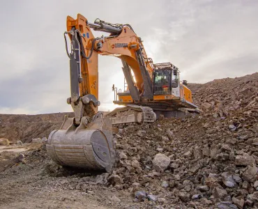 CMSE’s Liebherr R 992 crawler excavator is specially equipped with an enlarged, reinforced bucket for rock extraction