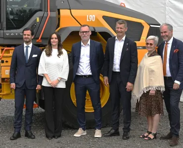 The inauguration ceremony marked the start of Arvika’s journey into the production of electric wheel loaders. Pictured (L-R) are Prince Carl Philip, Princess Sofia, Mikael Liljestrand, Melker Jernberg, Maria Andrén, and Governor of Värmland Georg Andrén