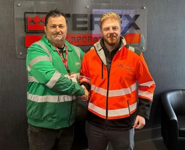 L-R: Vinícius Casselli, director of Envimat, and Lee Nesbitt, global sales manager of ProStack