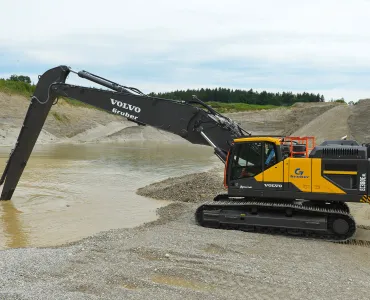 With a secure footing on the bank, the long boom can be lowered up to 8m