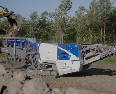 The rugged, reliable, and powerful Kleemann mobile jaw crusher makes easy work of crushing Hawaii’s volcanic Blue Rock