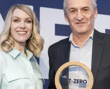 L-R: Comedian and presenter Rachel Parris presenting the award to Ian Innes, Heidelberg Materials’ major projects and key account director