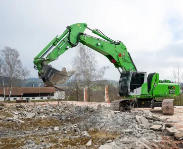 Sennebogen have introduced an updated 830 E Demolition Vario Tool machine with new digging boom and digging bucket attachment
